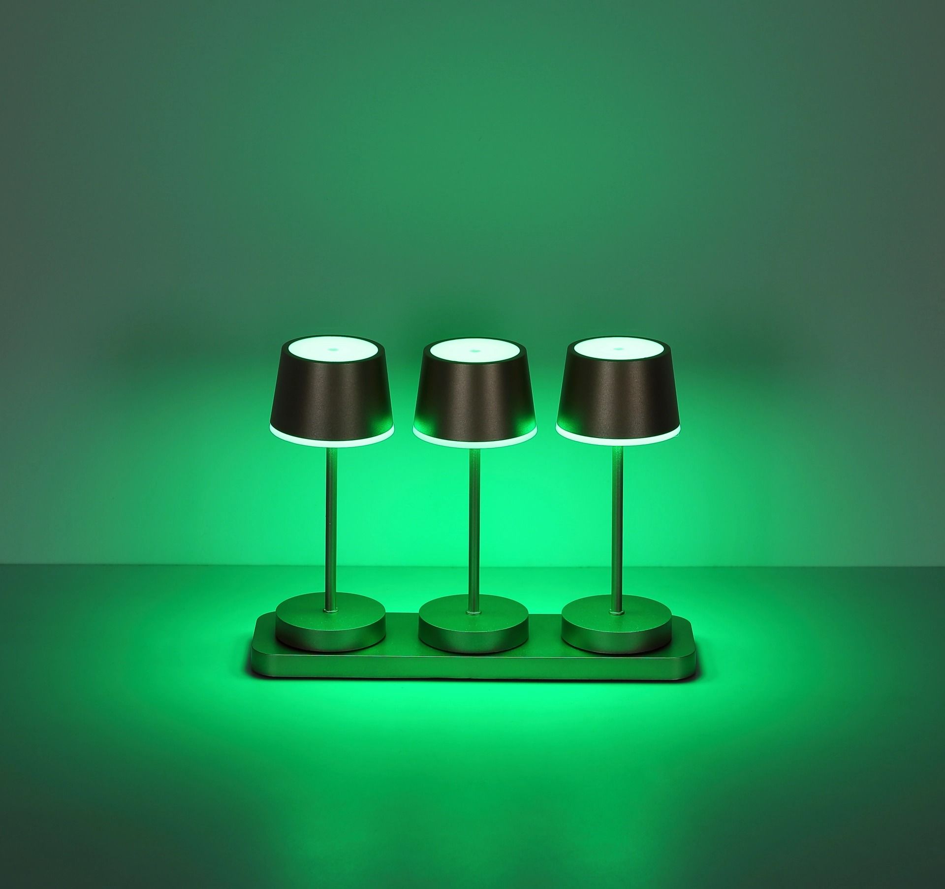 Dawson Tischleuchte mit drei schwarzen Lampenschirmen und champagnerfarbenen Akzenten, Metall-Stiele, grüne Hintergrundbeleuchtung