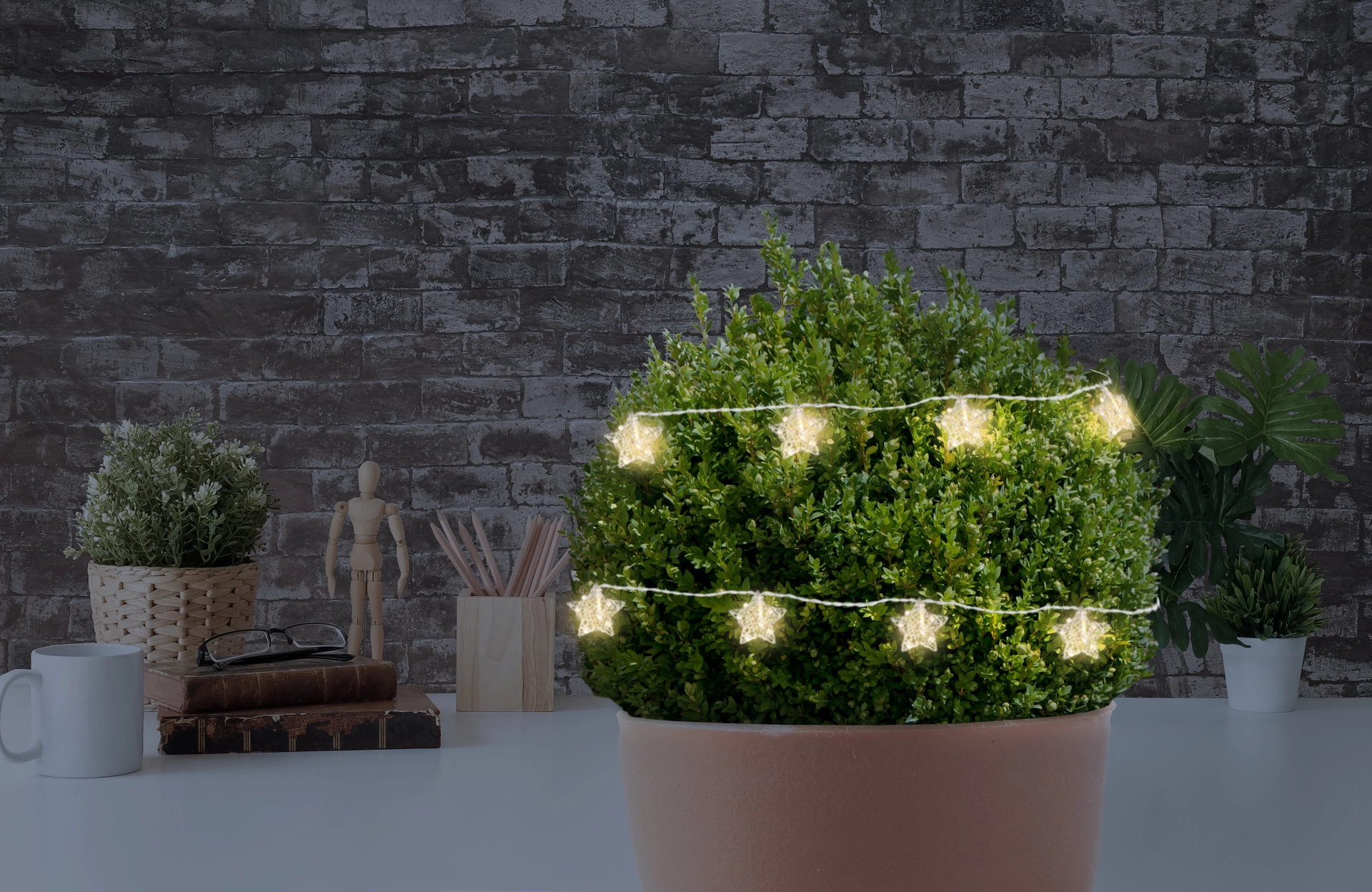 LED LICHTERKETTE METALL SILBERFARBEN mit 10 warmweißen Stern-LEDs aus Acryl, batteriebetrieben; Dekobeispiel um Topfstrauch, Abstand ca. 10 cm, Zuleitung 30 cm – Globo Handels GmbH, Modell 29861-10