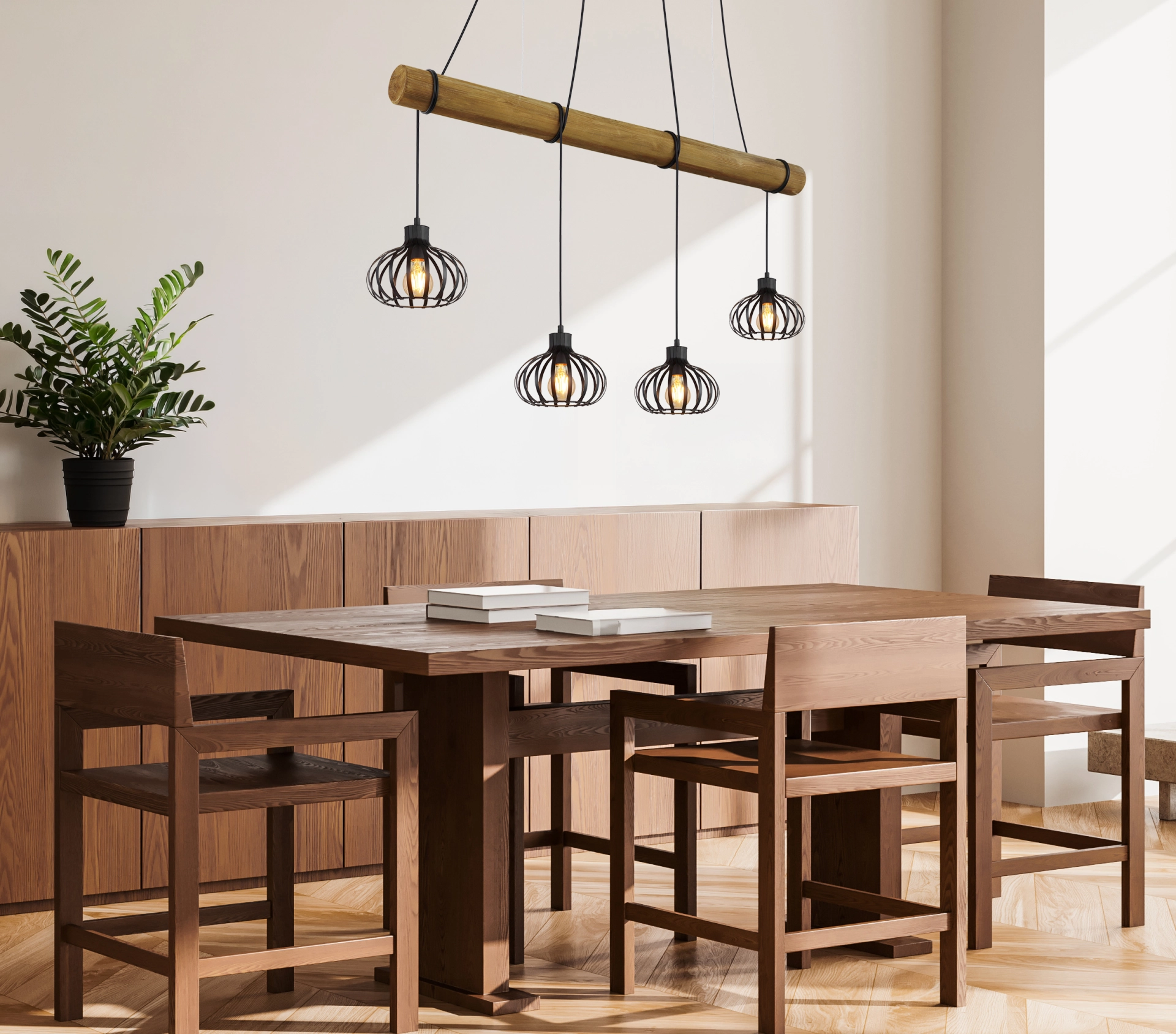 CALDWELL Hängeleuchte: Holzbalken mit 4 mattschwarzen Metallkäfigen (4xE27) über Esstisch in modernem Interieur; natürlicher Look, leichter Industrie-Charakter; dimmbar mit geeignetem Leuchtmittel; Hersteller: Globo Handels GmbH.