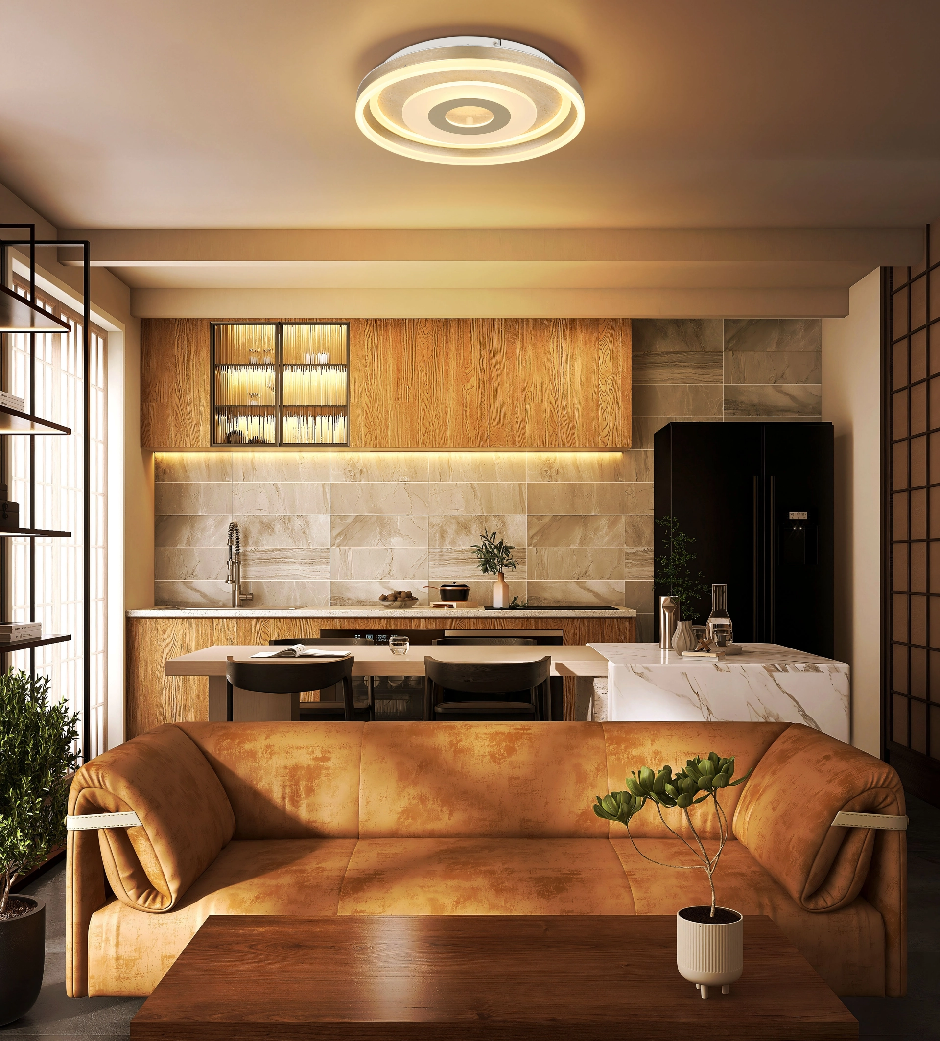 Modernes Wohn- und Küchenambiente mit der runden LED-Deckenleuchte CARDENAS von Globo Handels GmbH aus Metall champagnerfarben matt und Acryl opal (Modell 48571-24), leuchtende Ringe an der Decke über Sofa und Kücheninsel.