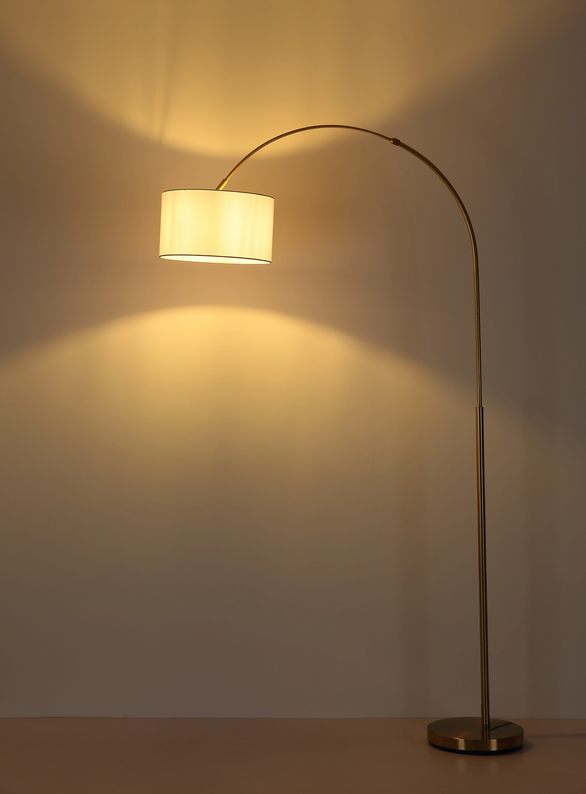 TRUETT Stehleuchte aus Metall in messingfarben matt mit weißem Leinenlampenschirm; elegante Bodenlampe von Globo Handels GmbH, Modell 15994S2, ideal für wohnliche Beleuchtung im Wohnzimmer.