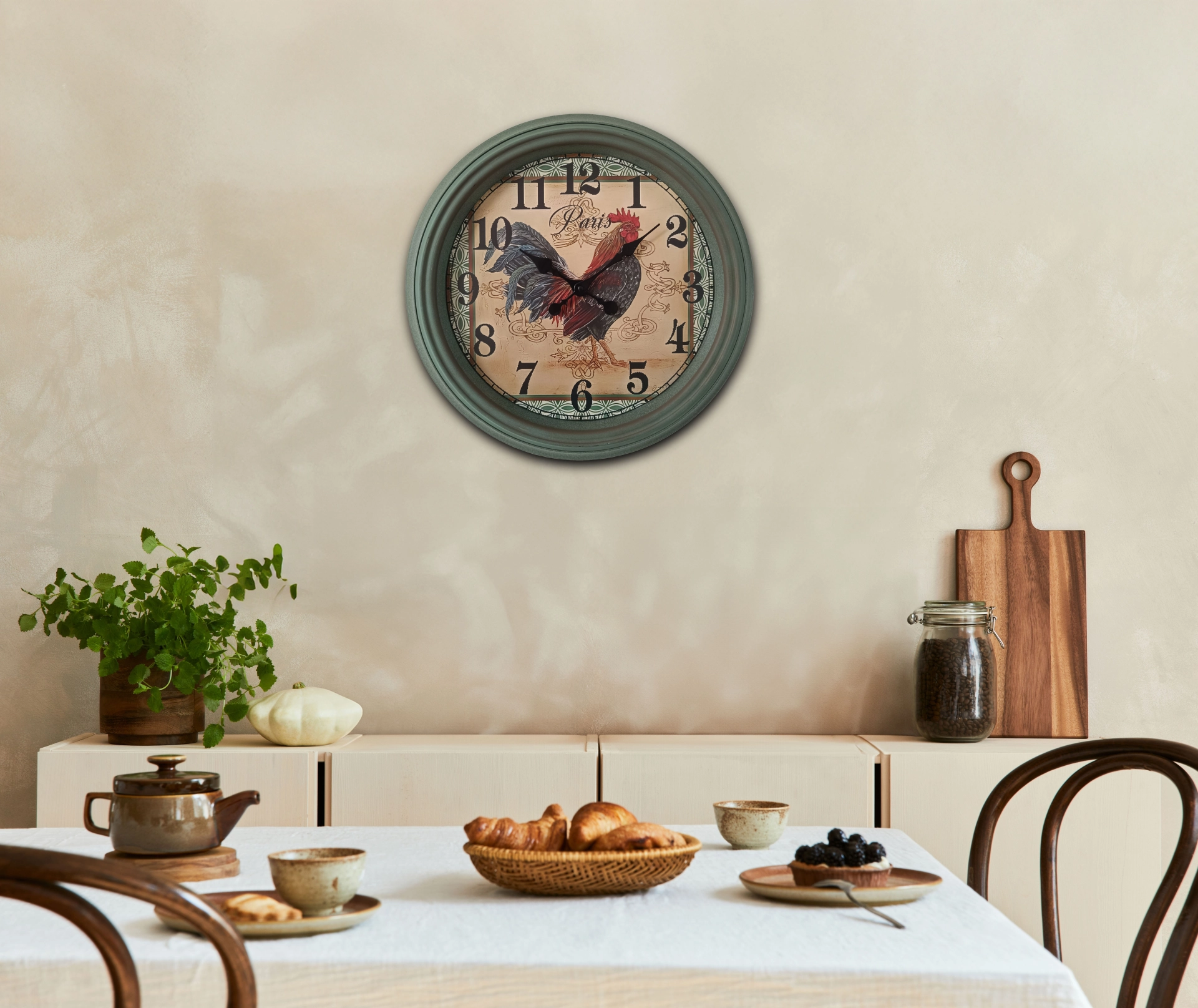 Produktfoto: Wanduhr JULIA von Globo Handels GmbH, rundes Design mit grünem Kunststoffrahmen und Glas, gut lesbares arabisches Ziffernblatt; platziert in Küche/Essbereich – Modell B992522