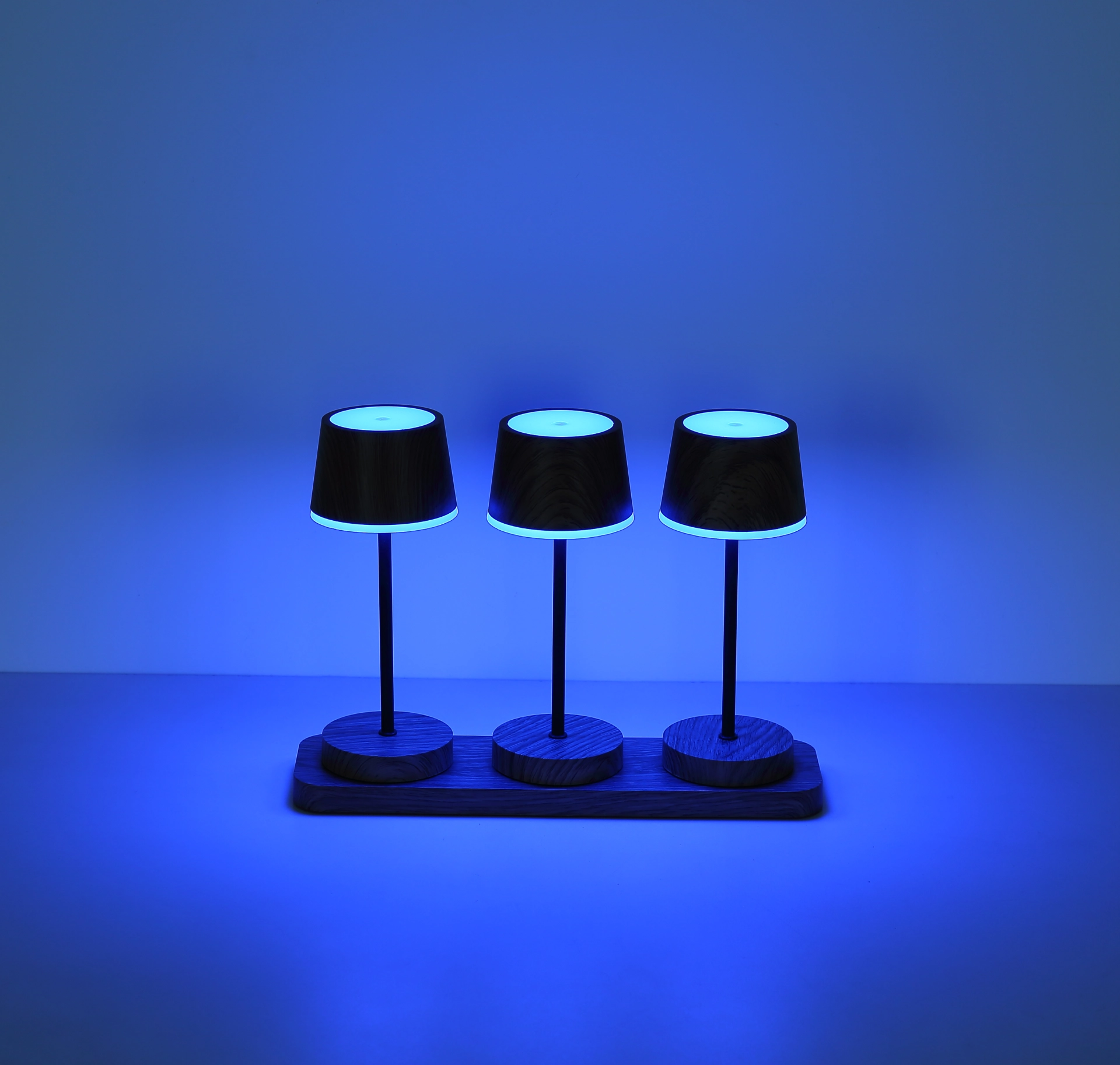 DAWSON Tischleuchte im Dunkel-Metall-Holzlook, drei Leuchten mit blauer Beleuchtung, auf Holzbasis