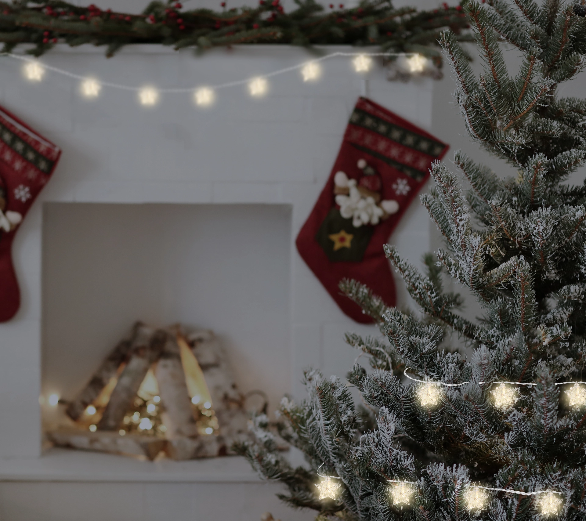 Wohnszene mit Weihnachtsbaum: LED Lichterkette Metall silberfarben, 10xLED, warmweiß leuchtende Stern-Elemente aus Acryl, batteriebetrieben; Abstand ca. 10 cm, Zuleitung 30 cm – Globo Handels GmbH, Modell 29861-10