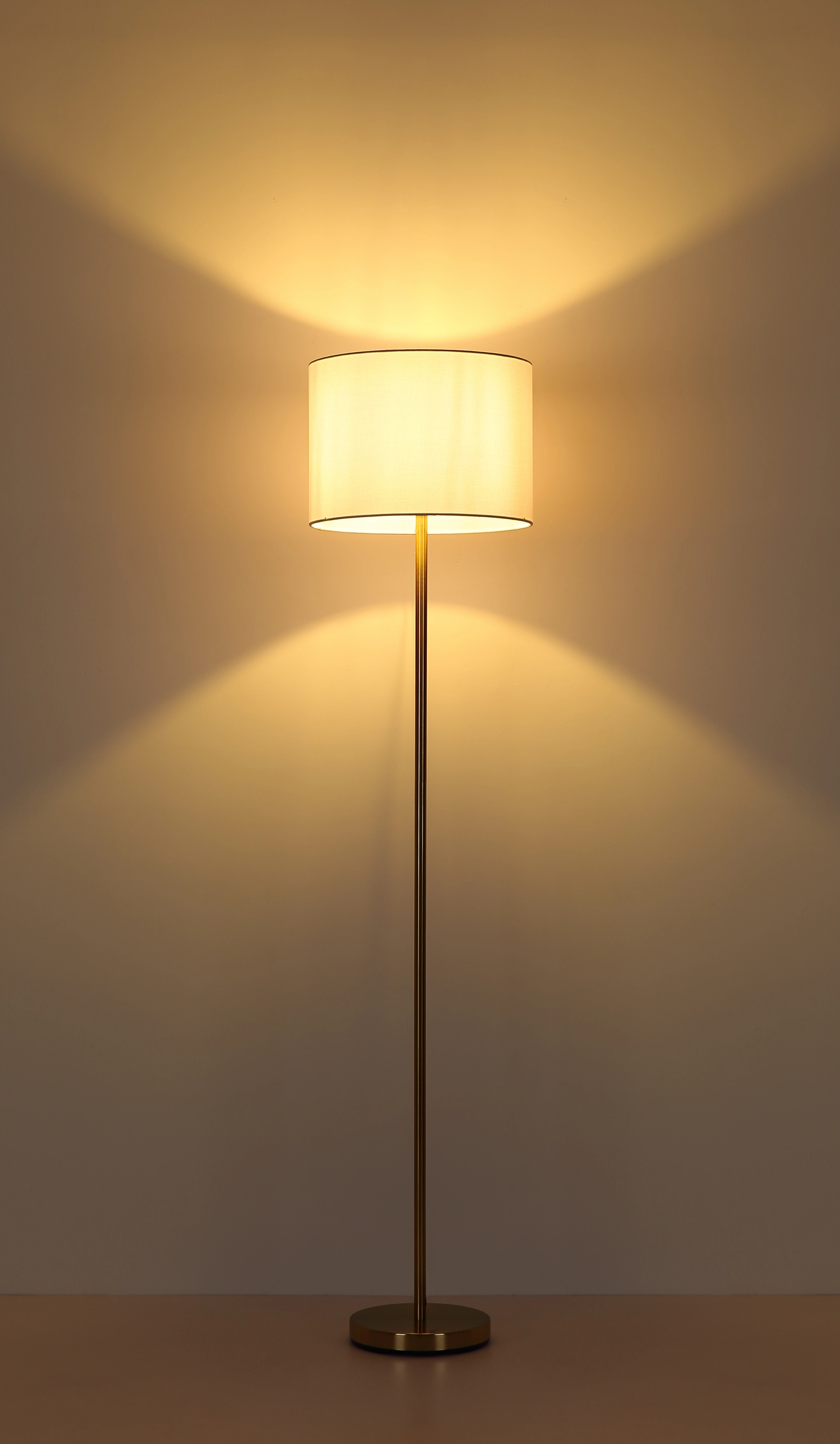 TRUETT Stehleuchte mit Messing-Finish und weißem Leinen-Schirm, ideale Bodenleuchte für Wohnzimmer oder Flur, stilvolle Beleuchtung von Globo Handels GmbH