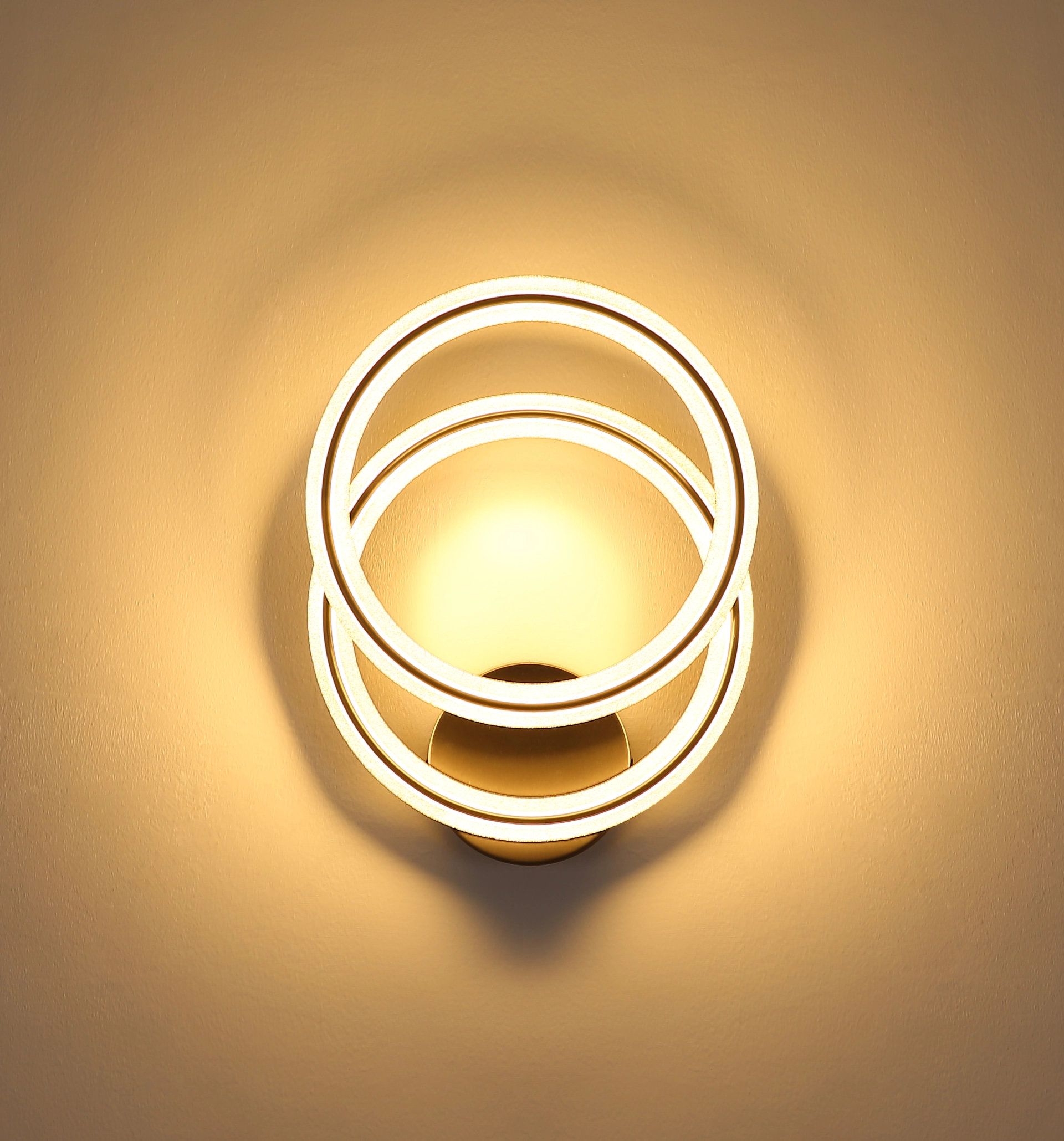 Runde LED-Deckenleuchte ELAN im Ringdesign, warmweiß leuchtend an der Decke; Material: Metall & Aluminium schwarz-chrom matt; Hersteller Globo Handels GmbH; Modell 67379-30D