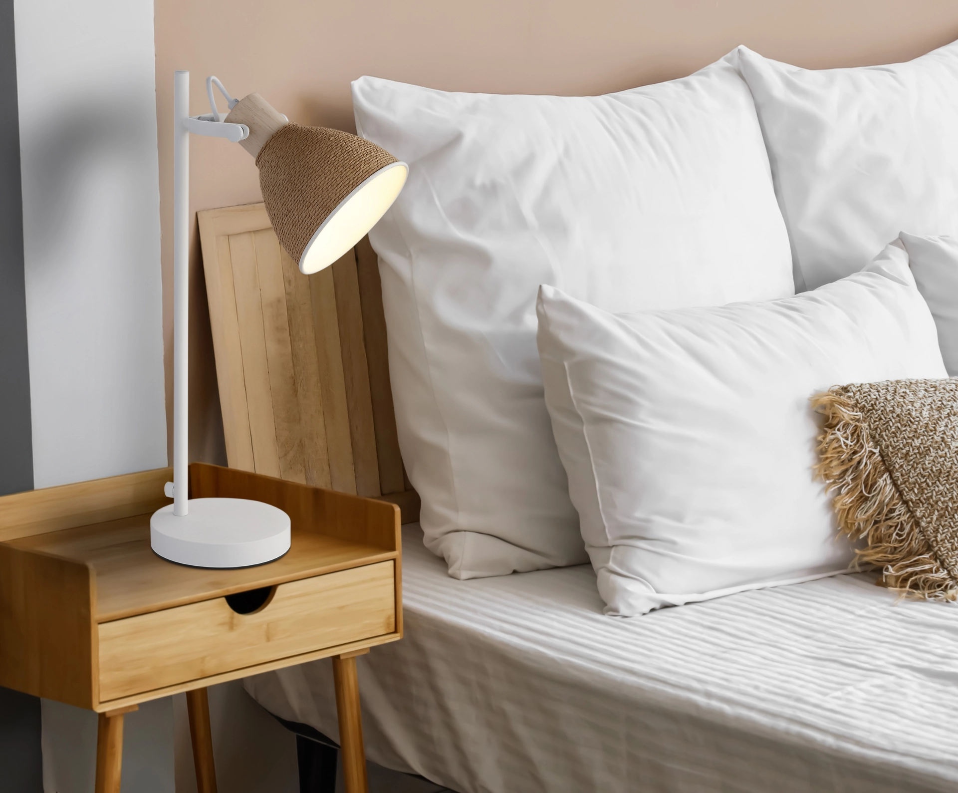 Tischleuchte LYNDON mit rundem Metallschirm, brauner Papierschnur und geradem Metallkörper in Weiß matt auf Nachttisch – moderne, natürliche Optik von Globo Handels GmbH, Modell 16466T.