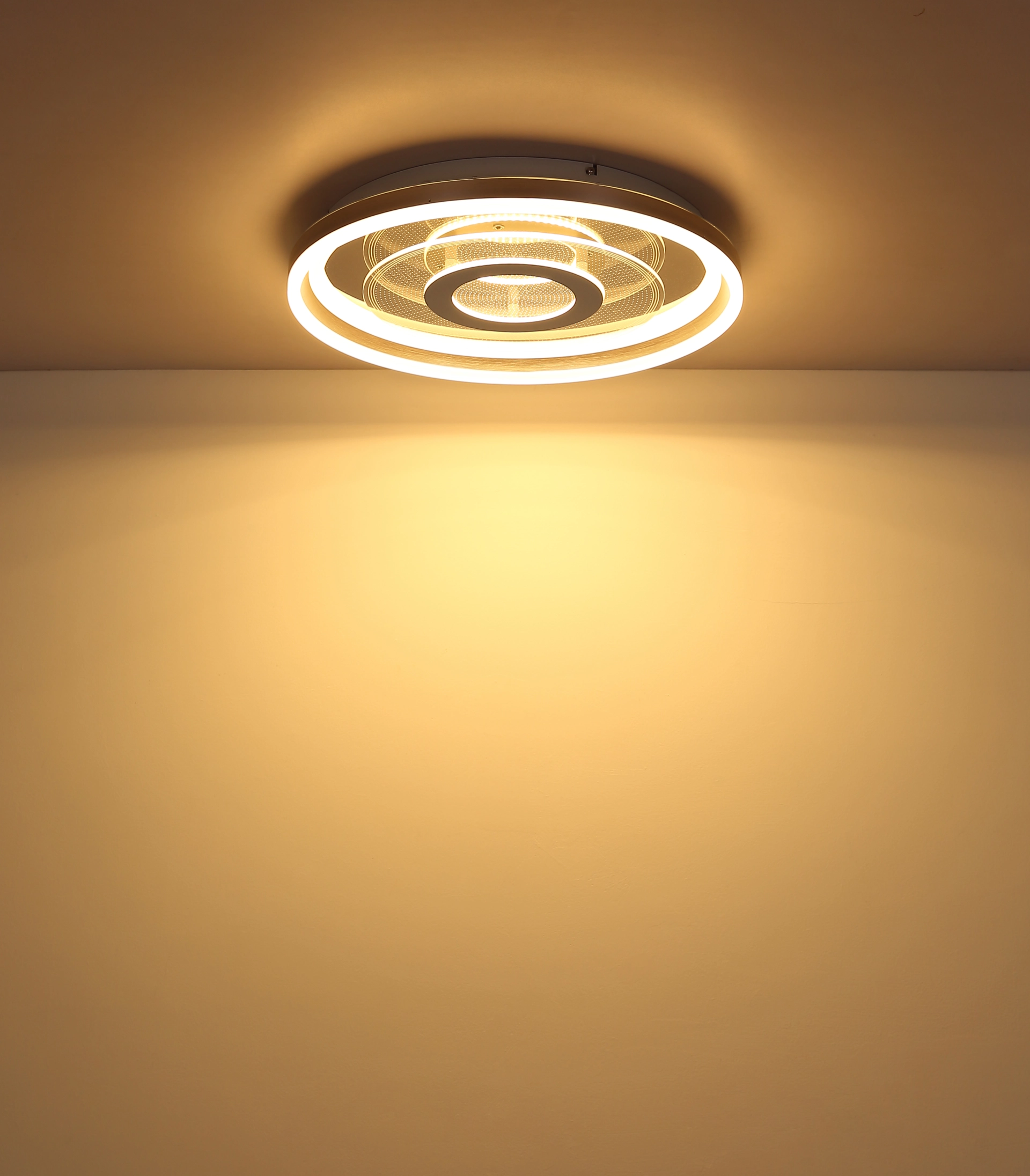 Runde LED-Deckenleuchte ADELA aus gebürstetem Aluminium mit opalem Acryl, warmweiß leuchtend an der Decke; Modell 48573-30 von Globo Handels GmbH