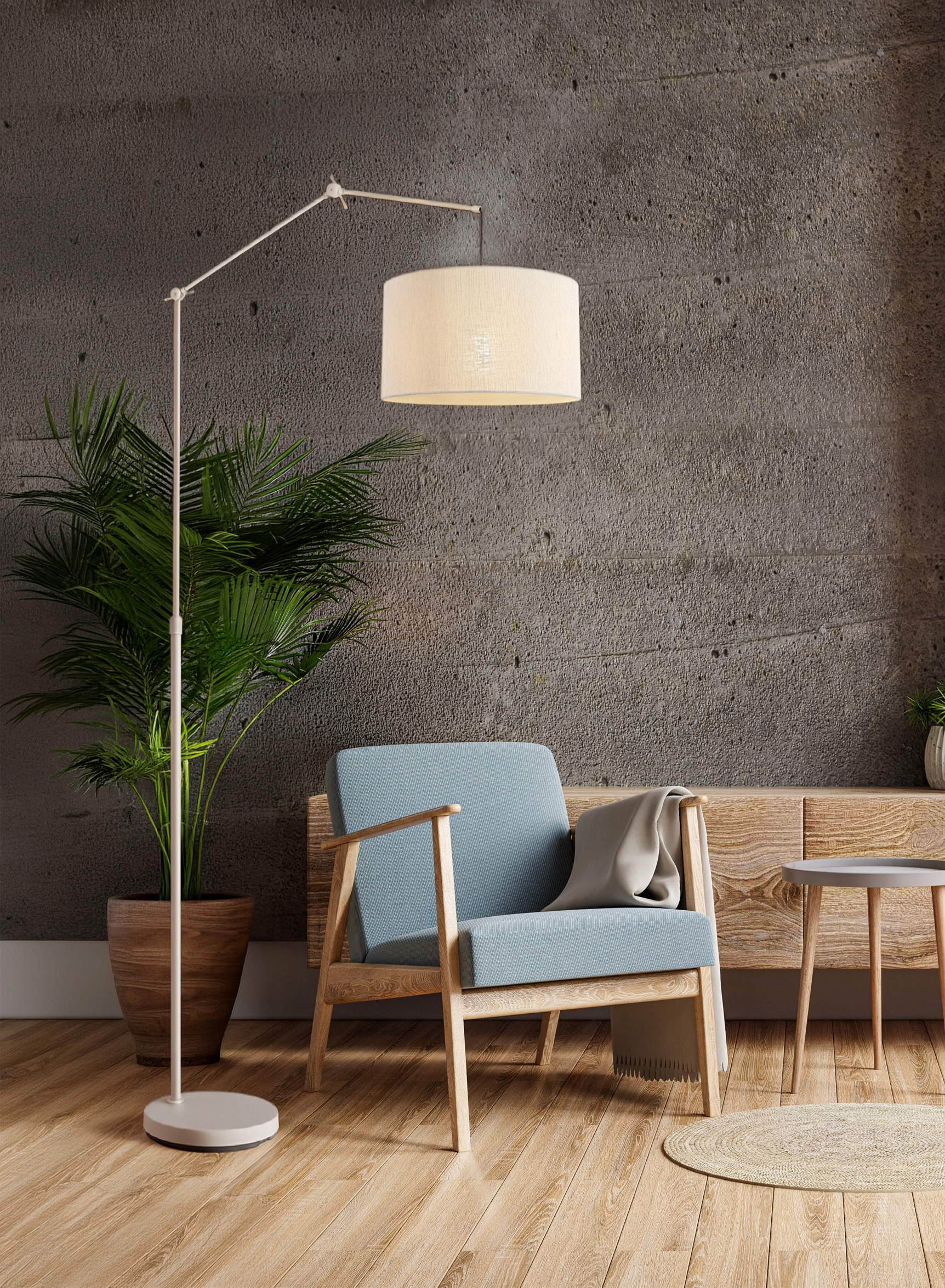 Stehleuchte ROM aus sandfarbenem Metall mit Leinen-Schirm, mit Schalter, ohne Leuchtmittel, von Globo Handels GmbH (Globo Lighting); in modernem Wohnraum neben Sessel, Beistelltisch und Pflanze abgebildet.