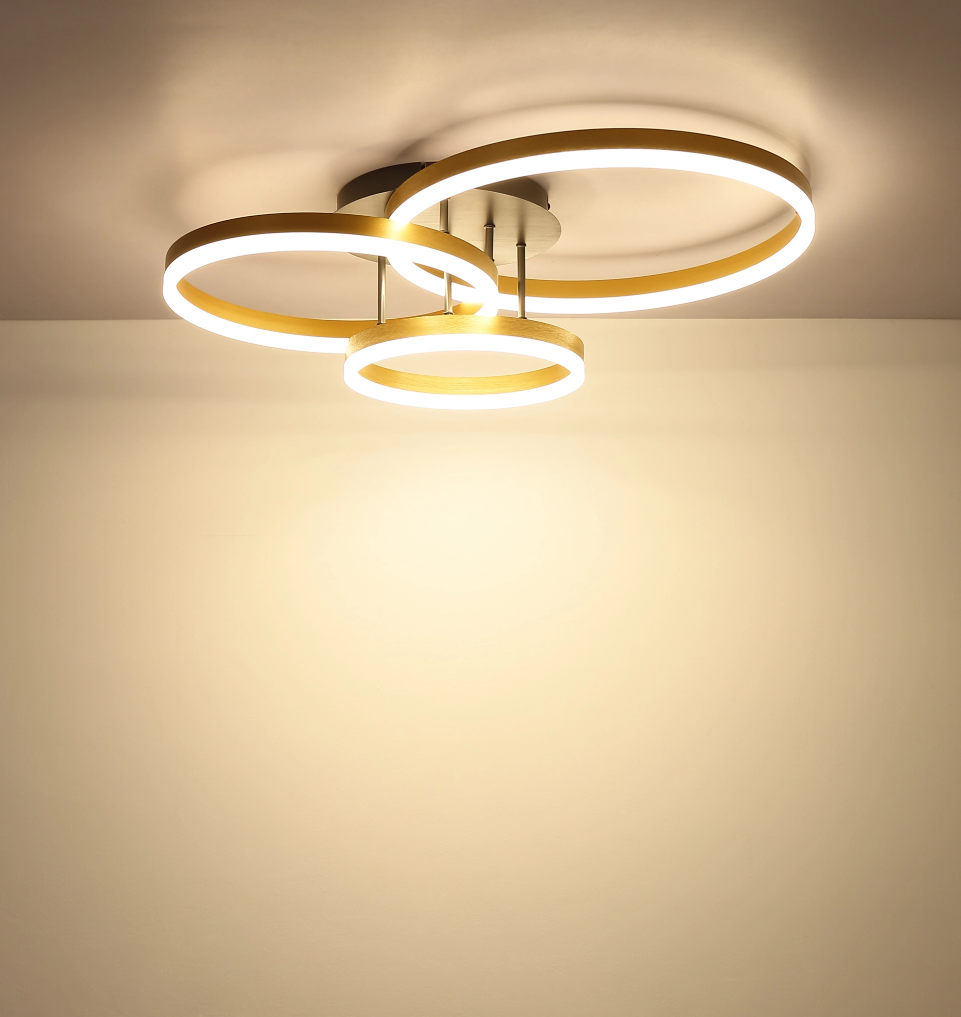 Produktfoto: LED-Deckenleuchte ELORIA (Globo Handels GmbH) mit drei leuchtenden Ringen, Aluminium schwarz matt und goldfarben gebürstet, Modell 67385-55, warmweißes Licht an der Zimmerdecke