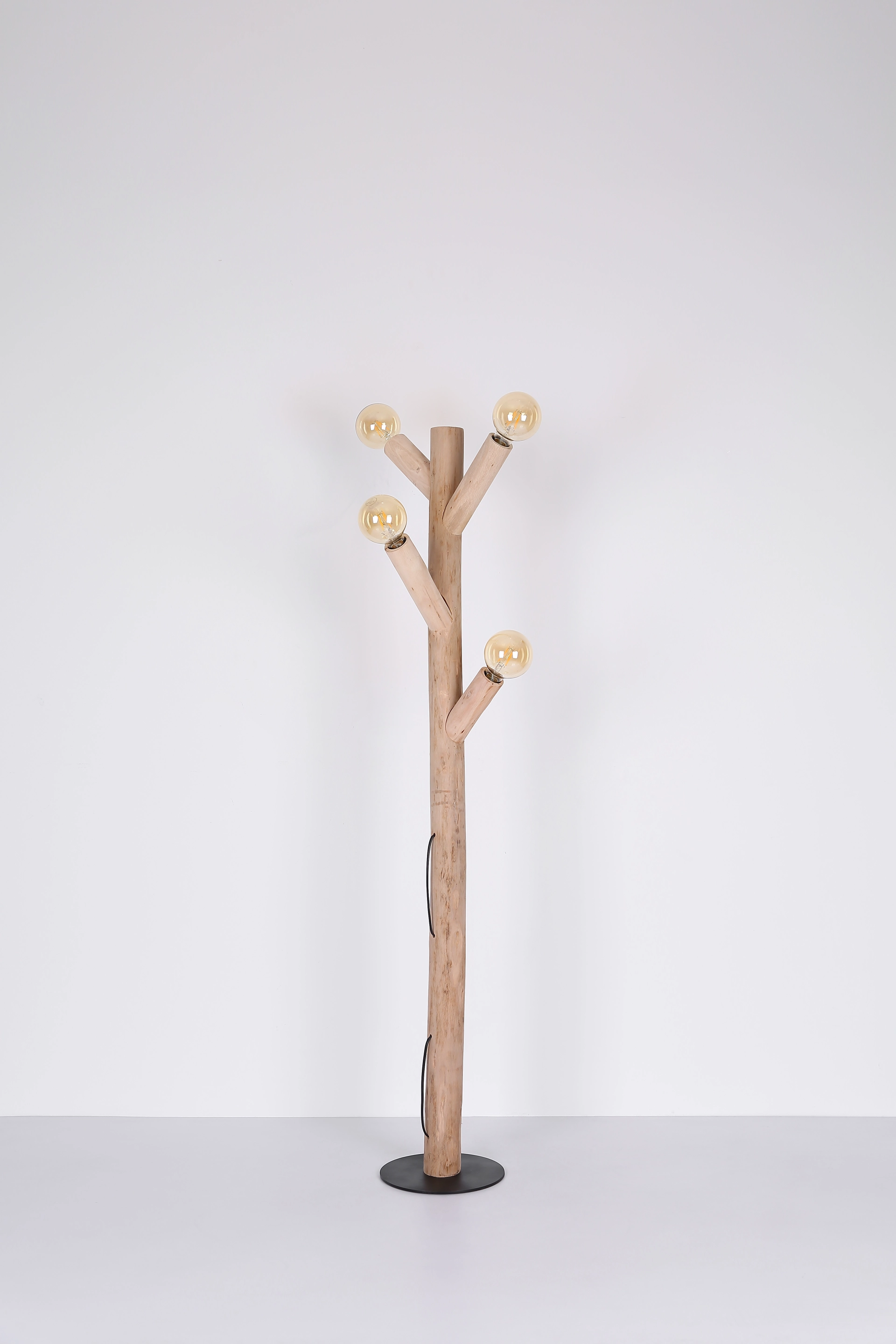 RAY Stehlampe von Globo Handels GmbH: 150 cm hohe Baumoptik-Leuchte mit Holzstab, vier Verästelungen für E27-Leuchtmittel, runder Sockel aus mattschwarzem Metall (ø 25 cm), mit Schalter bedienbar. Modell 15441S1B.