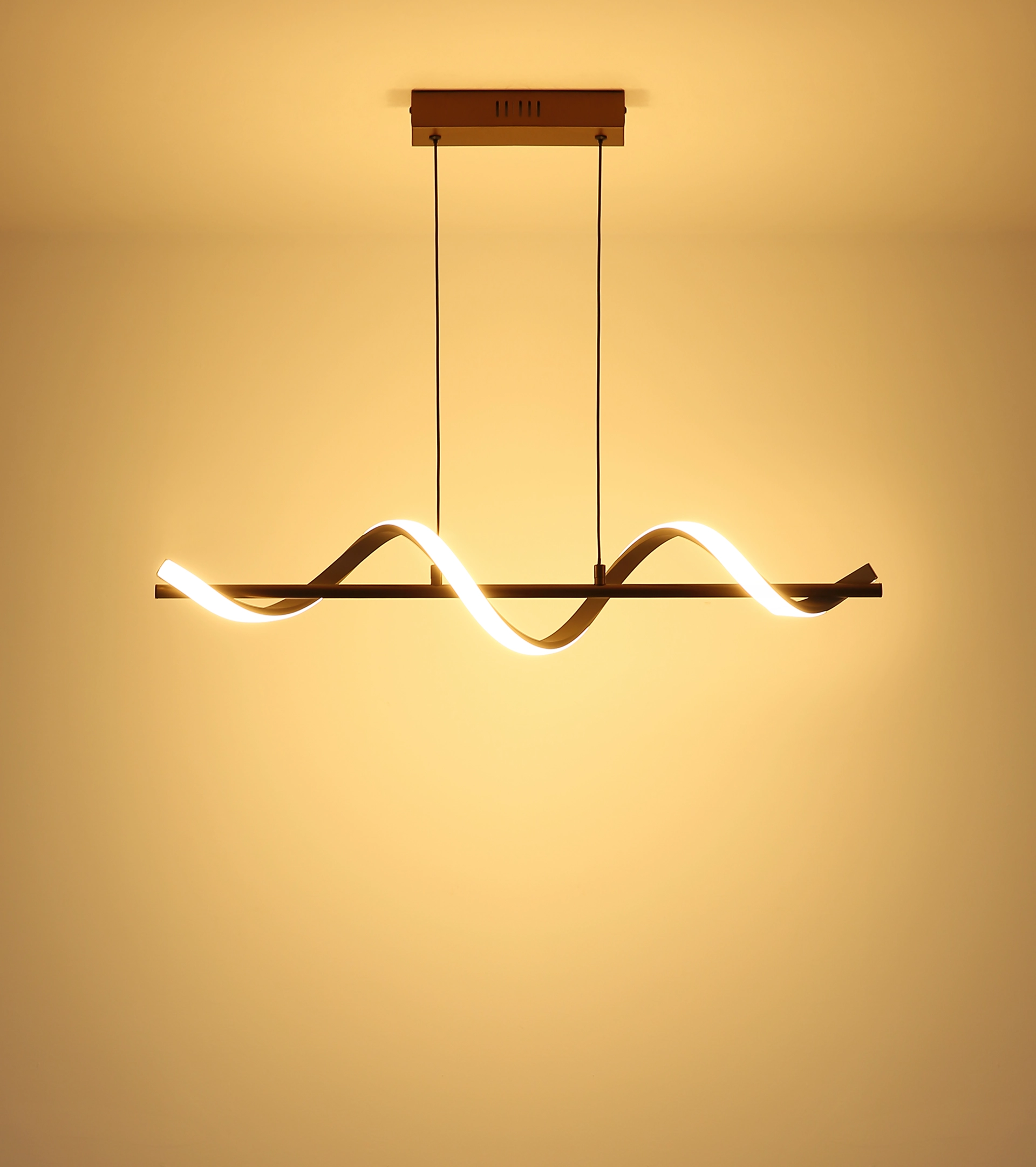 SPIRO Hängeleuchte: spiralförmige Pendelleuchte aus kaffeefarbener Metallstrebe mit sandfarbener Kunststoffoberfläche, warmweißes Licht, ideale Wohnzimmerbeleuchtung.