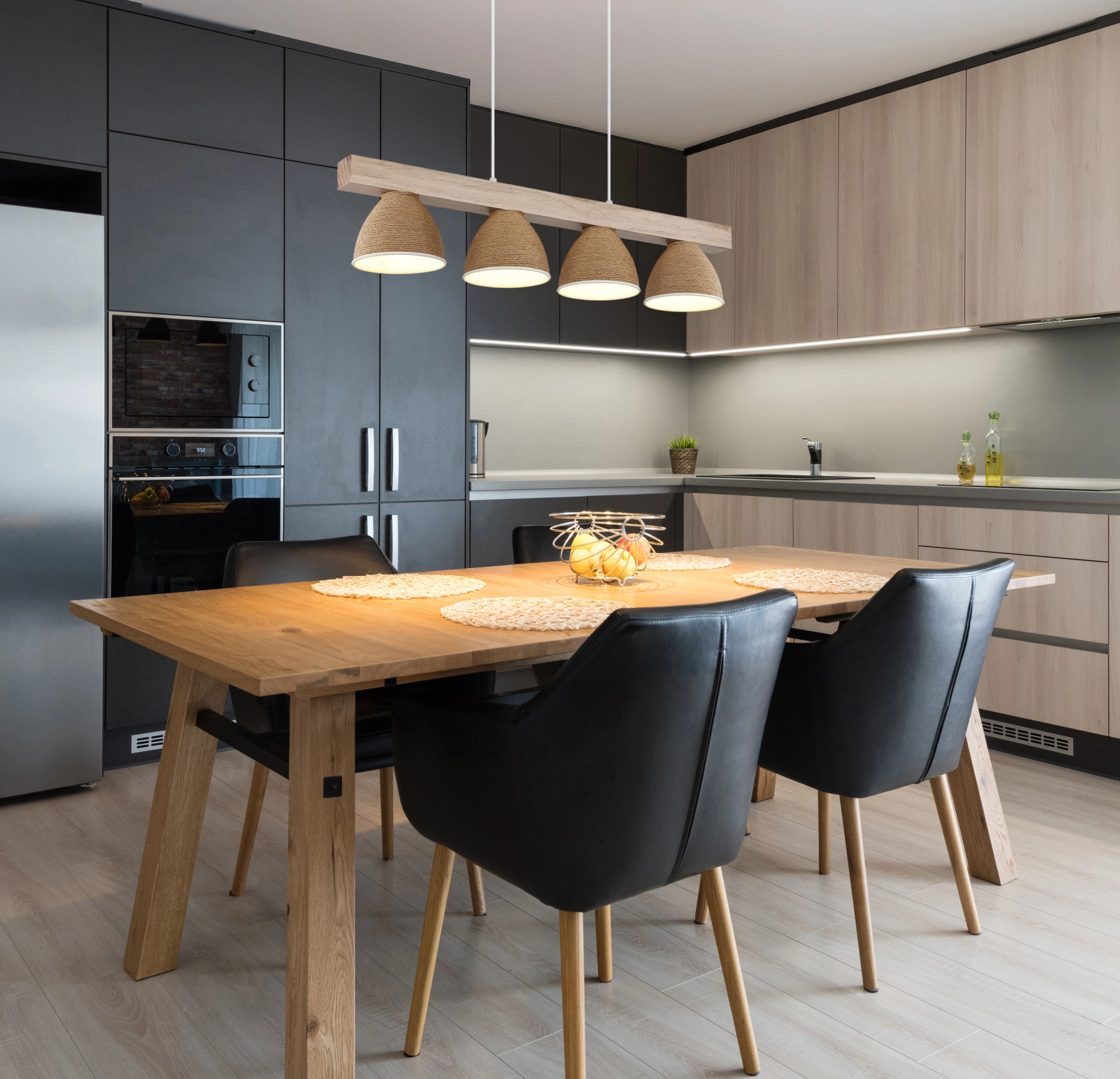 LYNDON pendant lamp above dining table: wood-look bar with four metal shades wrapped in fine paper cord, matt white body; modern warm light for dining or living room. Manufacturer: Globo Handels GmbH, model 16466-4H