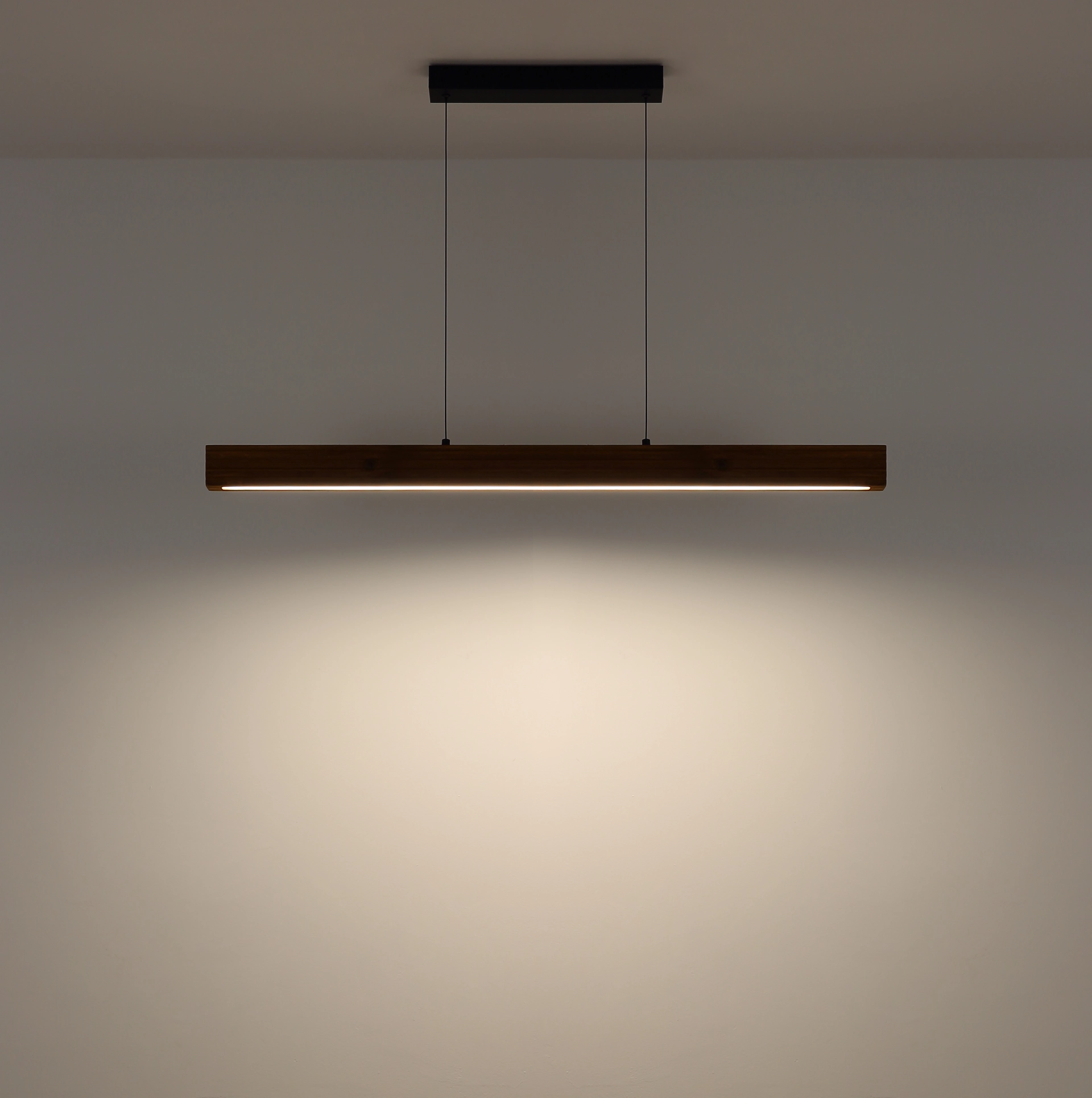 Produktfoto: OAKRA Hängeleuchte, lineare Pendelleuchte mit warmem Licht; Deckenbaldachin aus Metall schwarz matt, Lampenkörper Holz dunkelbraun; Hersteller Globo Handels GmbH; Artikelnummer 17022
