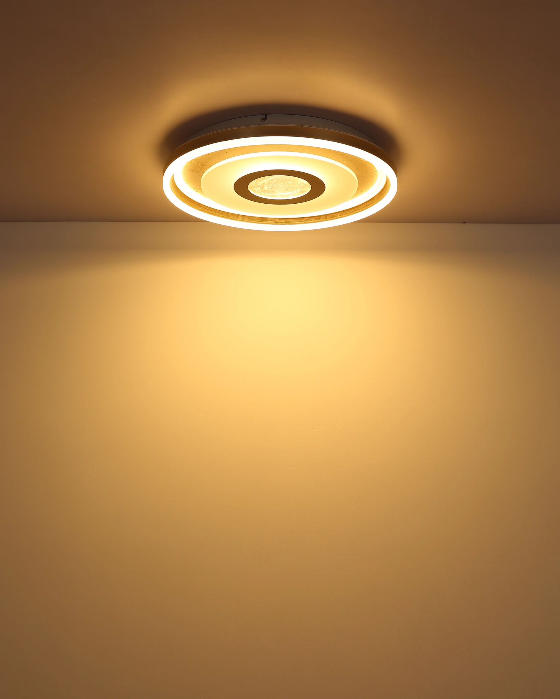 Runde LED-Deckenleuchte CARDENAS von Globo Handels GmbH aus Metall champagnerfarben matt mit opalem Acryl, warmweiß leuchtend, Modell 48571-40, an der Zimmerdecke