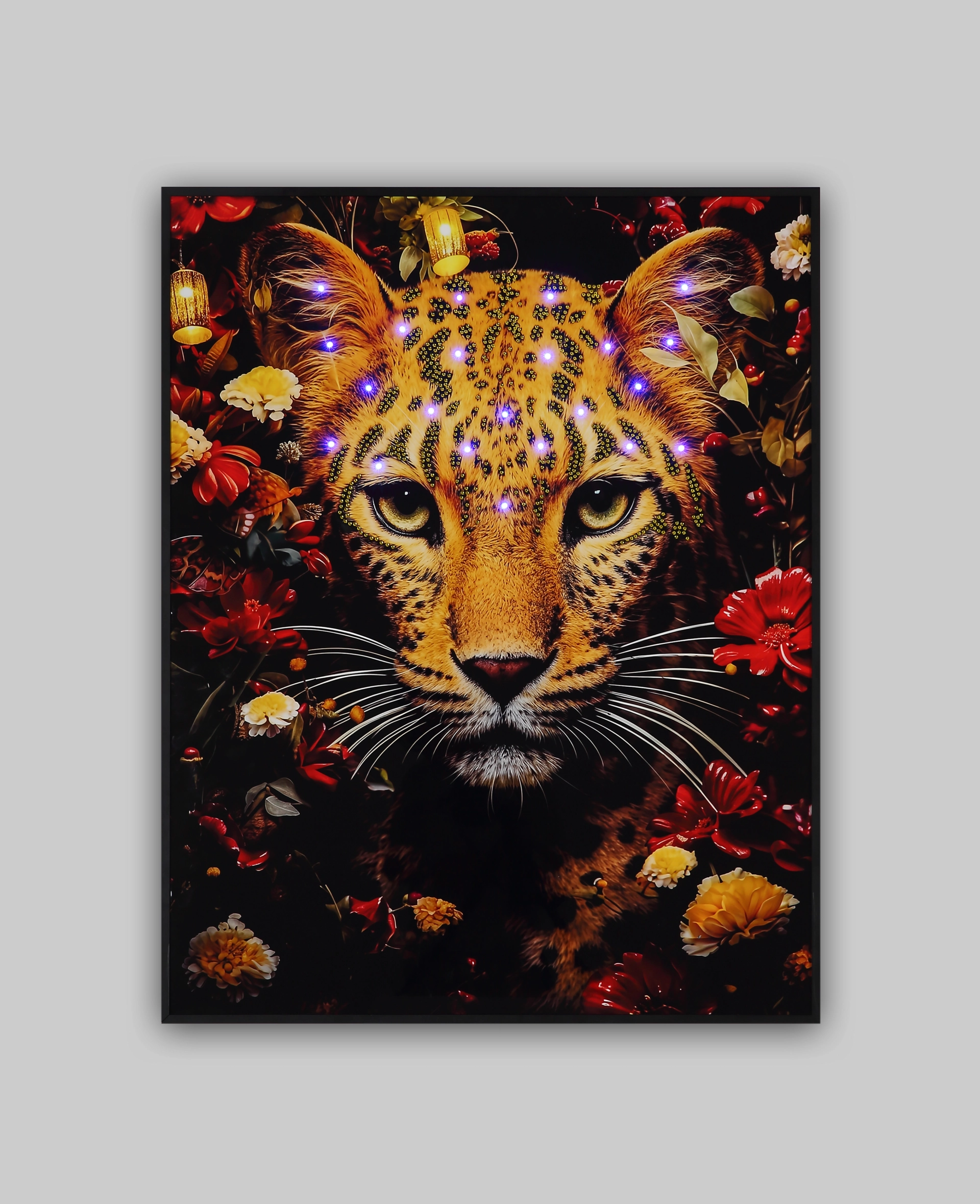 JARANA Wandleuchte von Globo Handels GmbH, gebürstetes Aluminium und buntes MDF, Leuchtbild mit Leopardengesicht und floralen Akzenten, integrierte LEDs, Art.-Nr. 25205