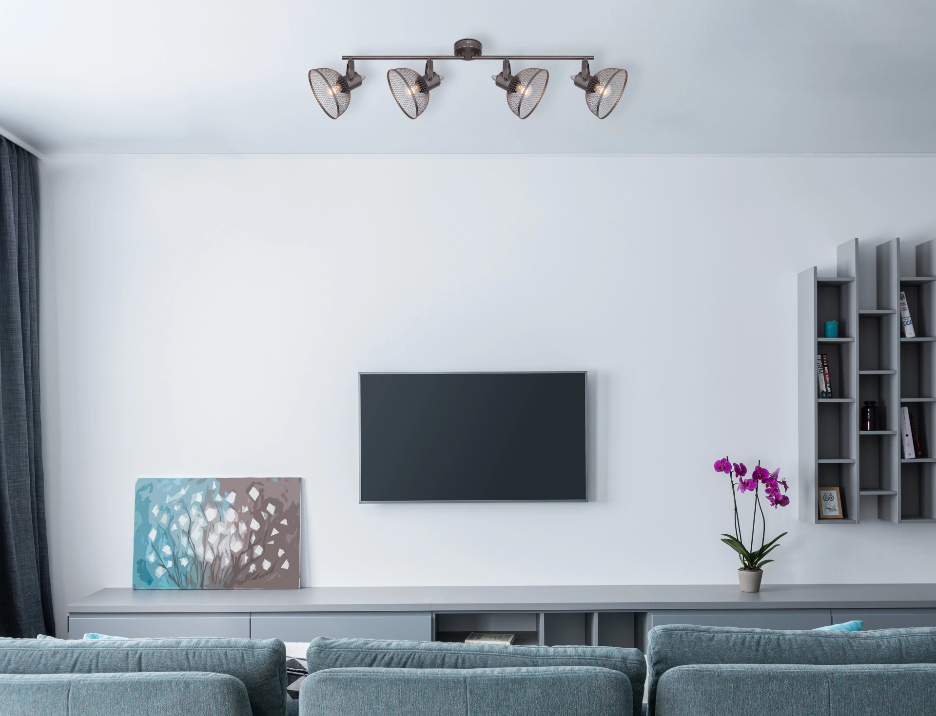 Wohnzimmer mit montiertem MONIGA 4-flammigen Deckenstrahler von Globo Handels GmbH: industrielle Rostoberfläche, Metall-Flecht-Schirme, 93,6 cm Leiste, E27-Fassungen (max. 40W) – Modell 54325-4, ideal zur zonierten Beleuchtung