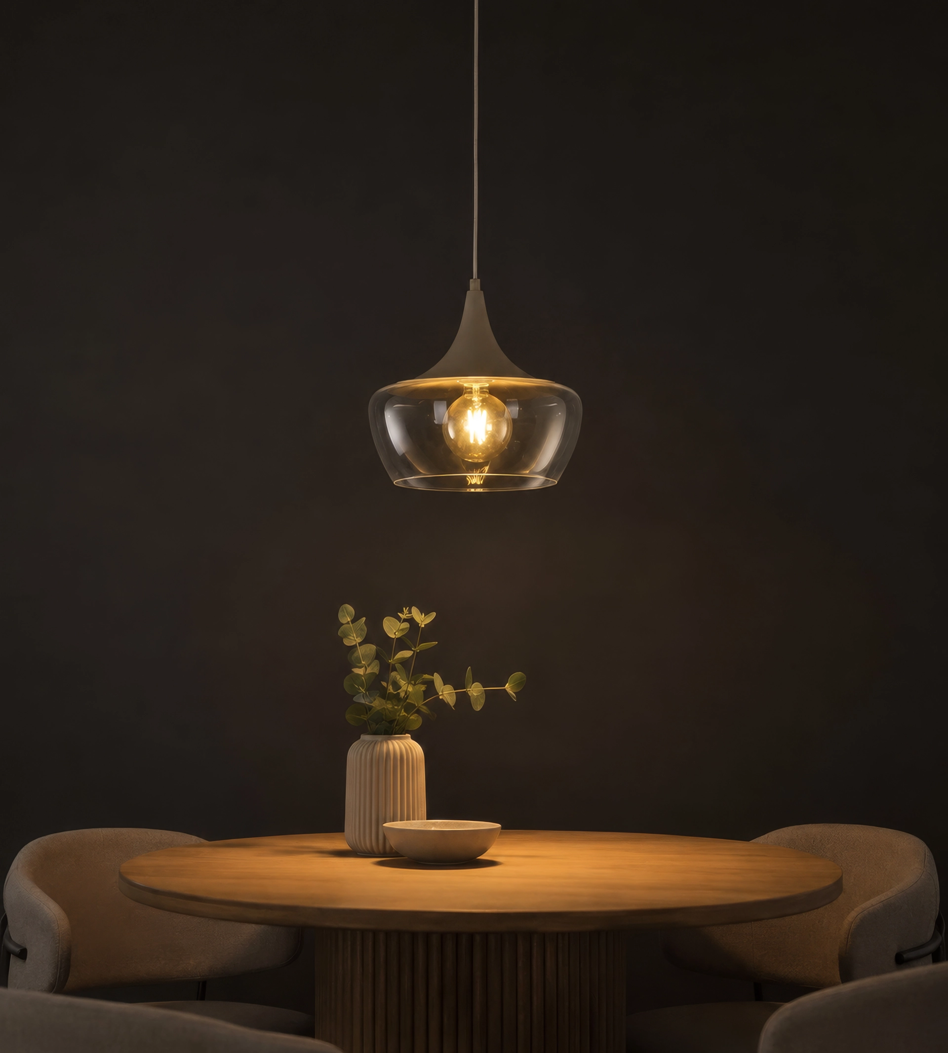 AROLA Pendelleuchte von Globo Handels GmbH (30423022) aus Metall sandfarben matt mit klarem Glas, warm leuchtend über rundem Holztisch – moderne Wohnraumbeleuchtung