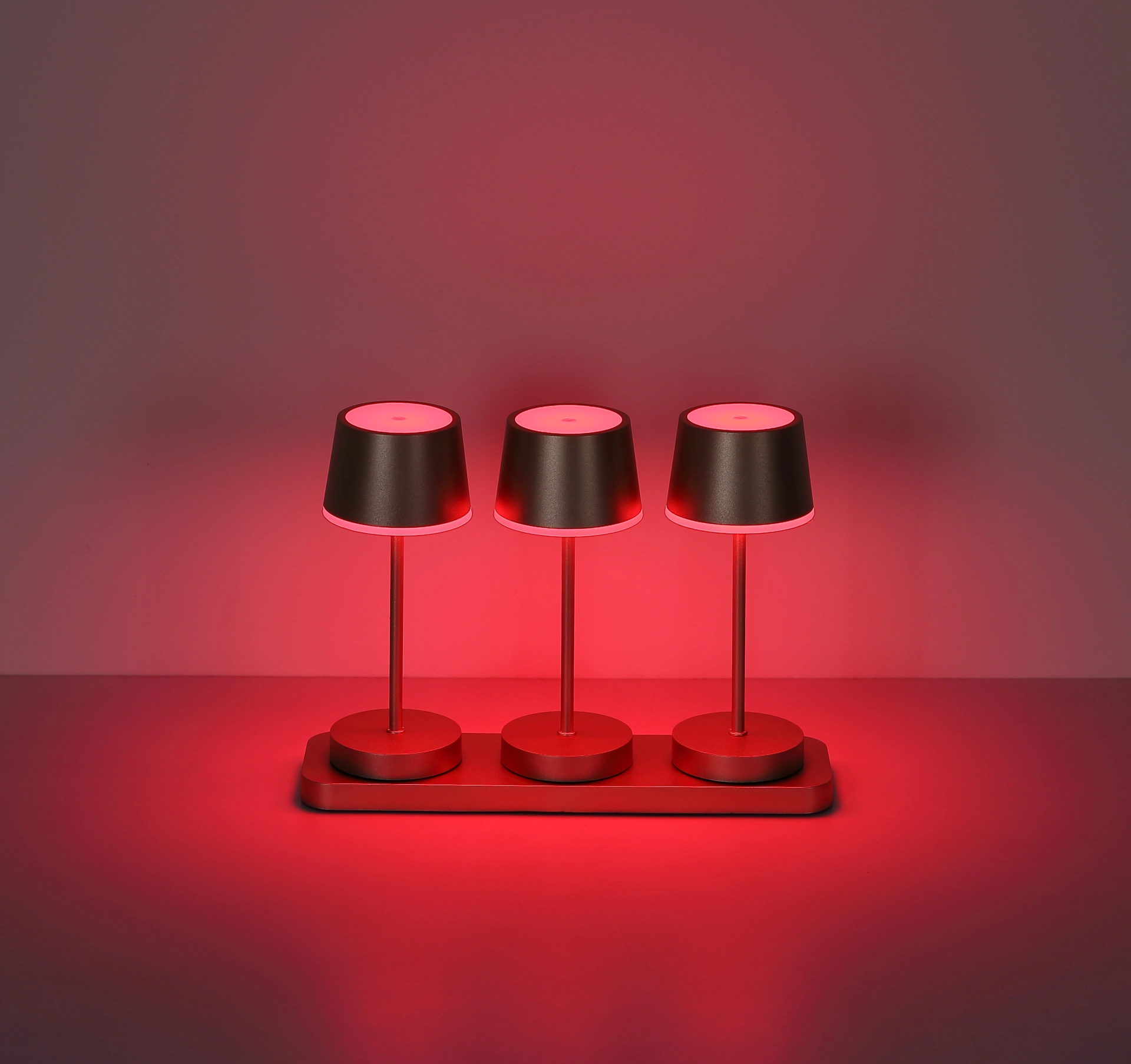 DAWSON Dreifach-Tischleuchte in champagnerfarben matt, Metallgestell, rotes Licht