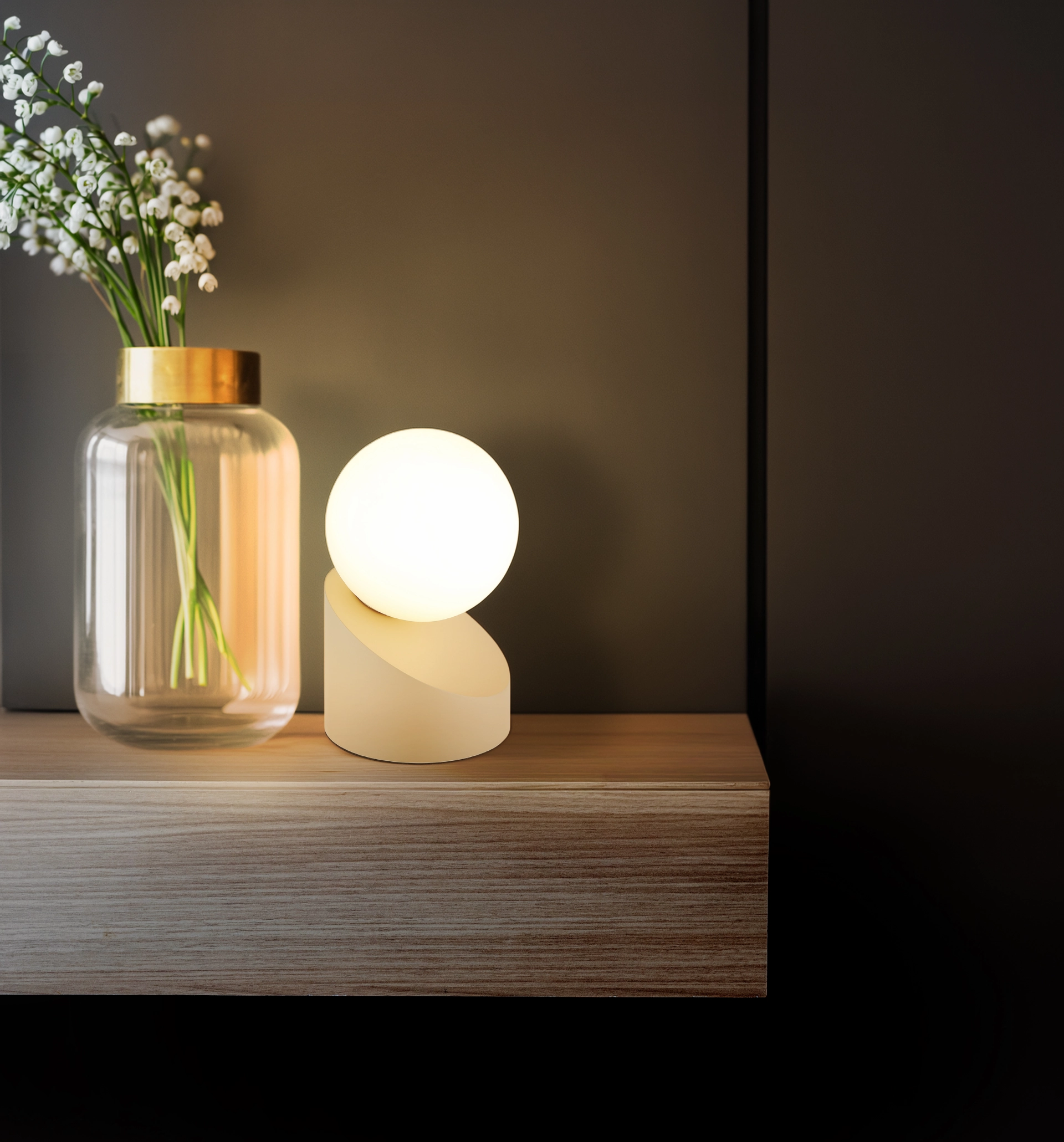 Tischleuchte ALISA von Globo Lighting mit sandfarbenem, abgeschrägtem Metallsockel und opaler Glaskugel; warmes, weiches Licht auf Sideboard; Touch-Bedienung, G9 LED 3,5 W inkl., 275 lm, Ø100, IP20, Schutzklasse II
