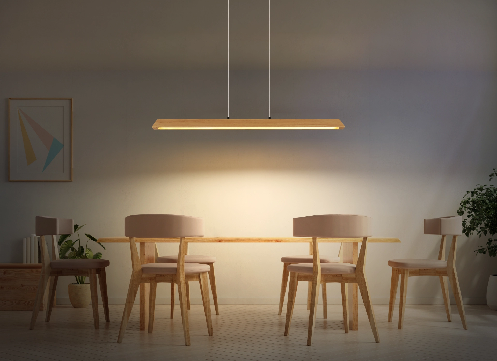 Hängeleuchte MELBA von Globo Lighting über dem Esstisch: länglicher Holzbalken in hellem Naturton, Korpus aus schwarz mattem und verchromtem Metall, opales Lichtband für gleichmäßige, blendfreie und dimmbare Ausleuchtung – modern und wohnlich.