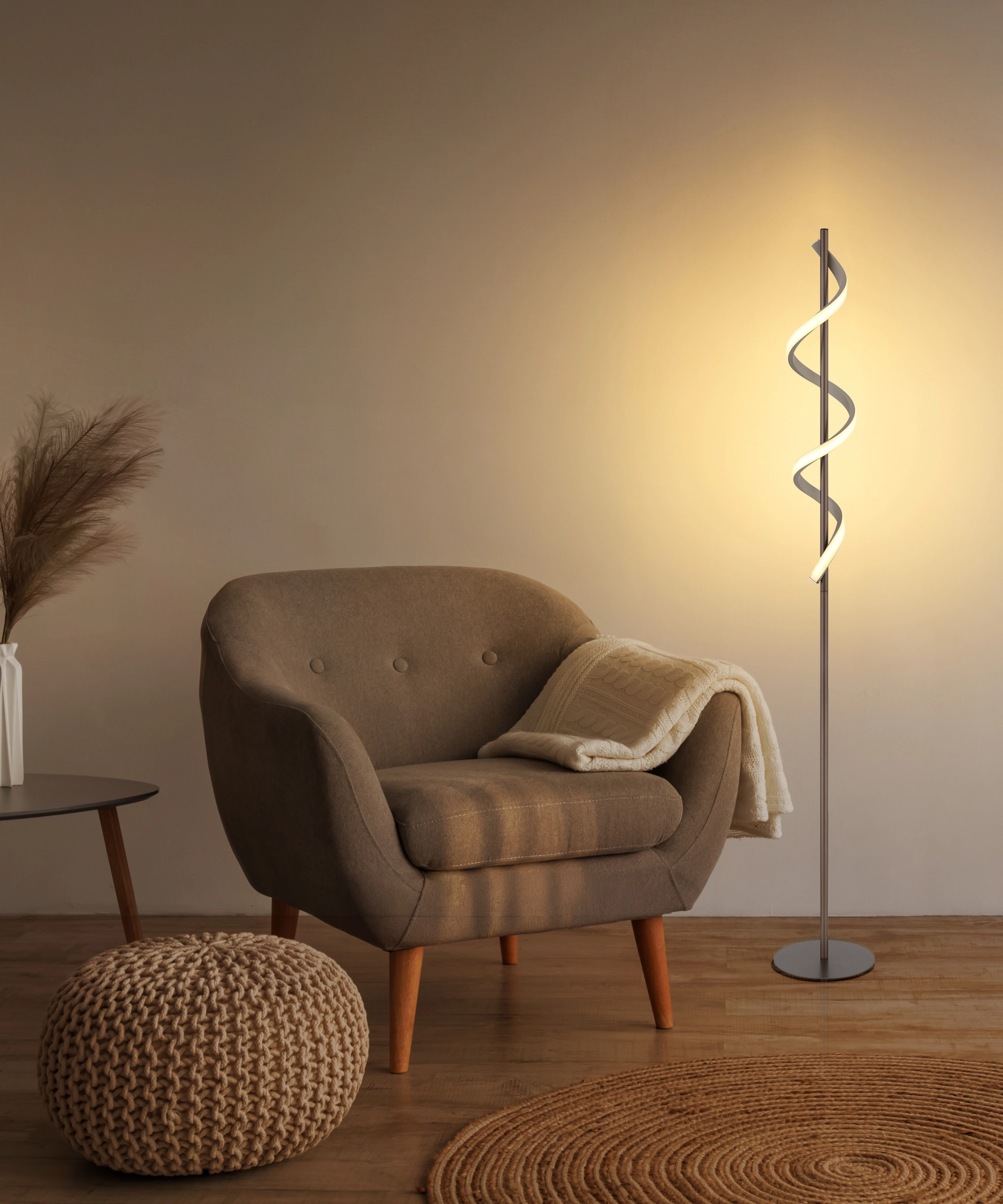 Stehleuchte SPIRO mit geschwungener LED-Spirale, schlankem Rohr aus kaffeefarben mattiertem Metall und sandfarben mattem Kunststoffschirm mit opalen Elementen; Modell 67384S von Globo Handels GmbH.