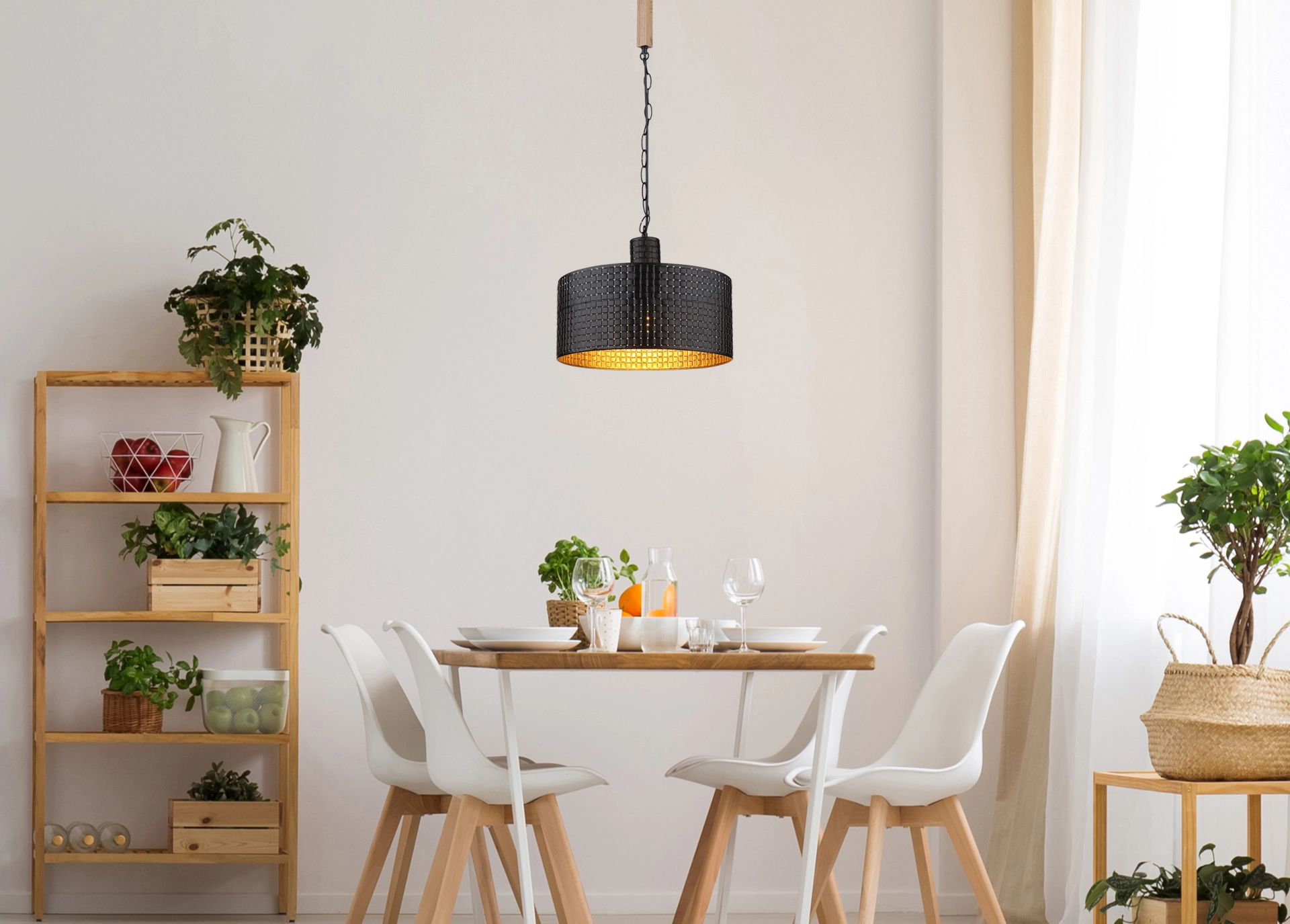 Moderne Esszimmer-Szene mit RIELLY Hängeleuchte: schwarzer Metallschirm mit goldener Innenseite, an 1,2 m schwarzer Kette; E27-Fassung bis 60W. Hersteller Globo Handels GmbH, Modell 15651H.