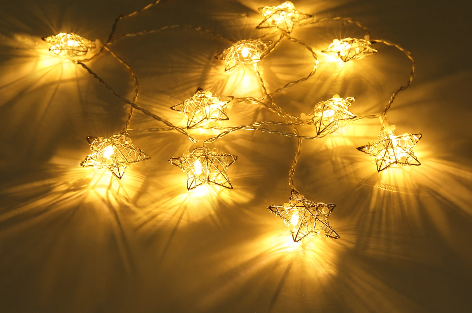 Abgebildet ist die batteriebetriebene LED Lichterkette aus silberfarbenem Metall mit 10 warmweißen Sternen aus Acryl (Abstand ca. 10 cm, Zuleitung 30 cm) von Globo Handels GmbH, Modell 29861-10 – stimmungsvolle Deko.