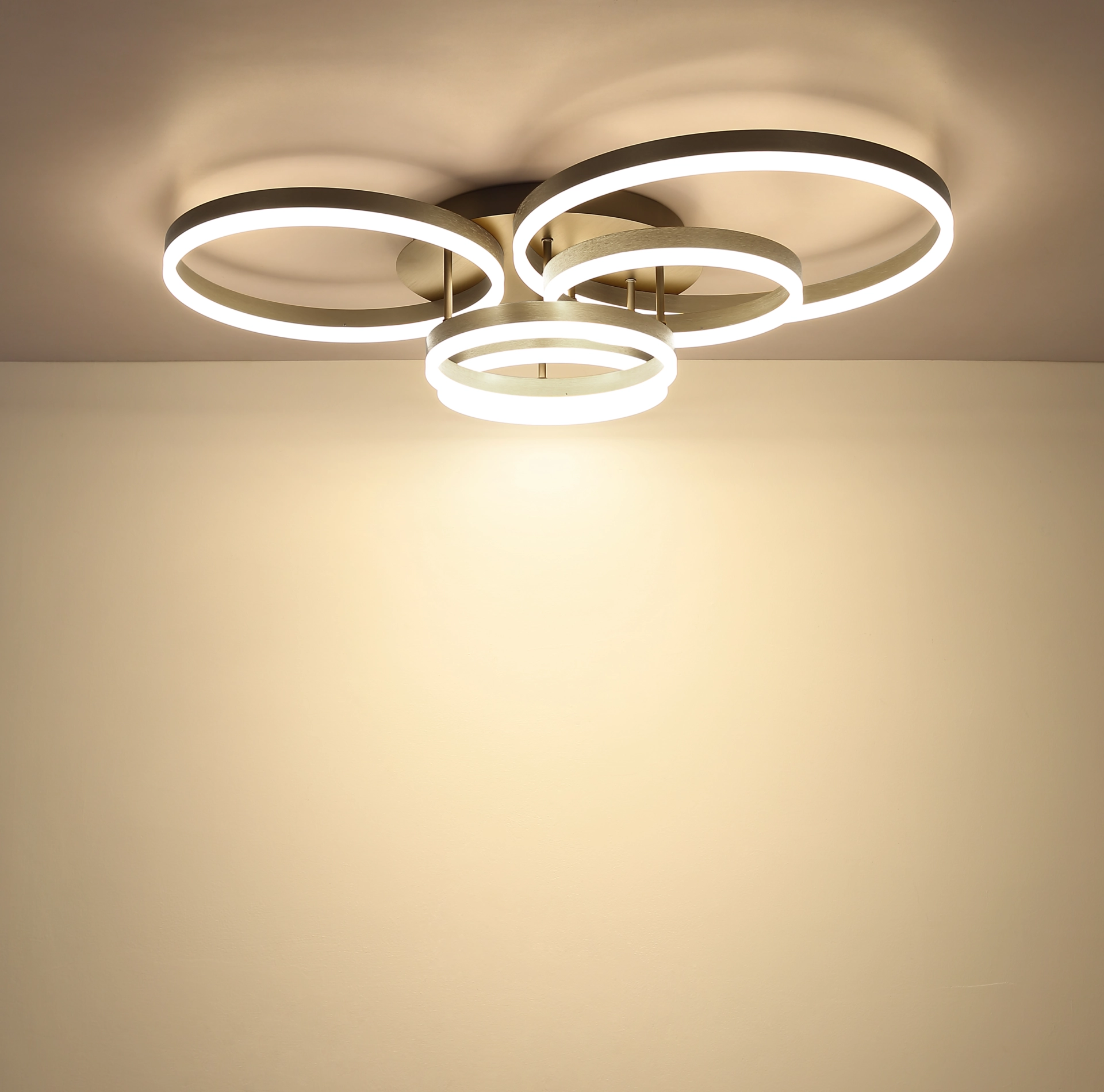 LED-Deckenleuchte ELORIA aus Aluminium gebürstet mit drei überlappenden Leuchtringen, warmweißes Licht; Hersteller Globo Handels GmbH, Modell 67385A-85 – moderne Ringleuchte für Wohnräume