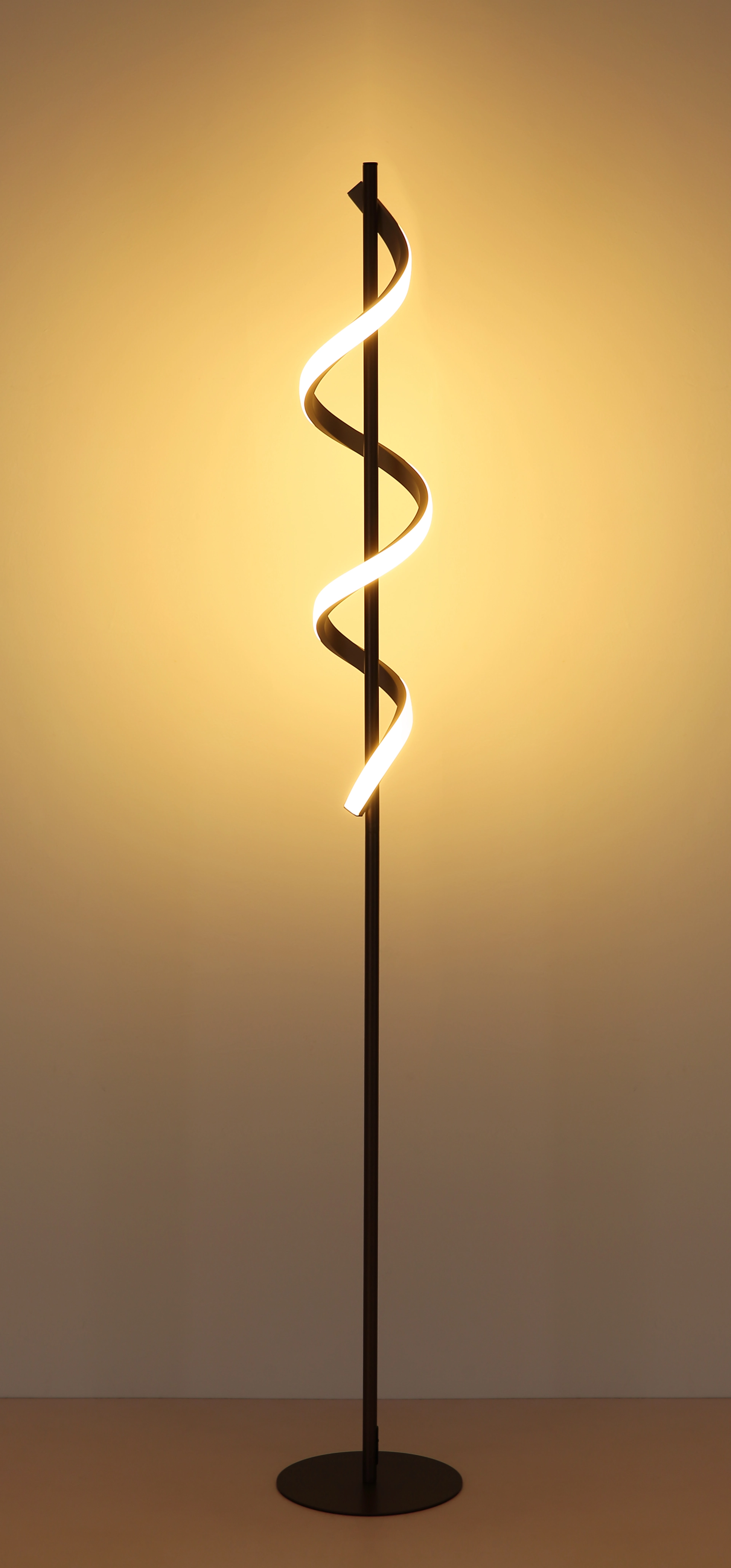 SPIRO Stehleuchte mit spiralförmiger LED-Lichtspirale um eine dunkle Stange, warme Ambientebeleuchtung