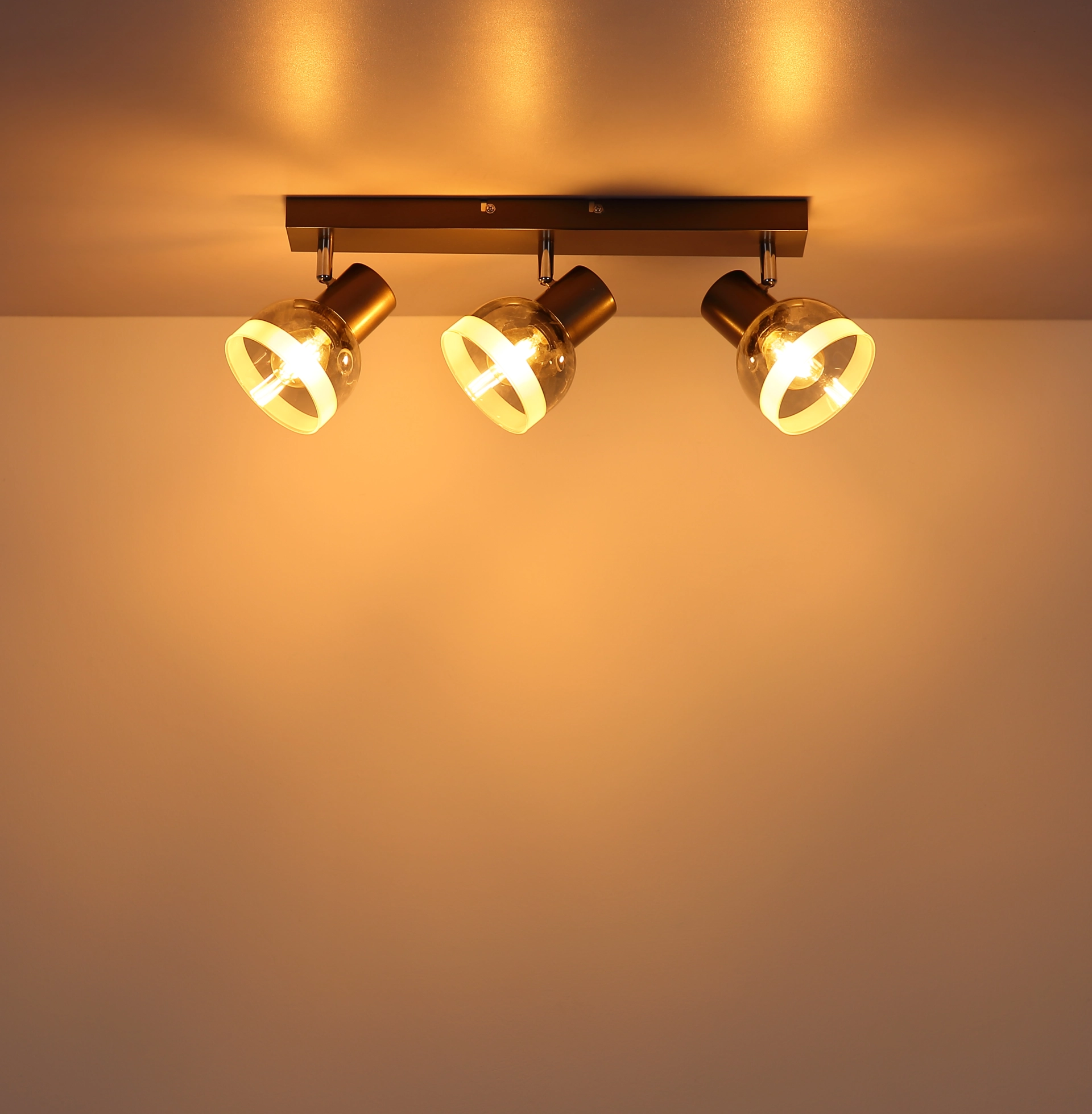 KAIRO 3-flammiger LED-Deckenstrahler aus Metall schwarz-chrom matt mit rauchfarbenen Glas-Schirmen (54048-3) von Globo Handels GmbH, warmweiße Beleuchtung, dreh- und schwenkbar – Produktabbildung an der Decke.